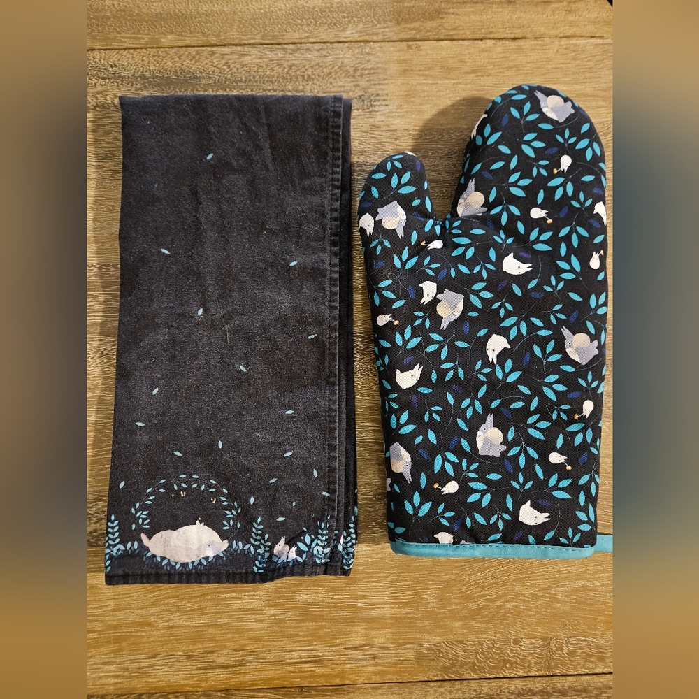 Box Lunch Studio Ghibli My Neighbor Totoro Hand Towel & Oven Mitt Set